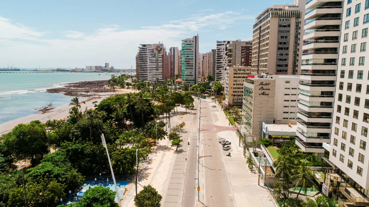 Imagem da notícia: Bolsonaro sanciona projeto que cria programa de apoio a setores de turismo e entretenimento