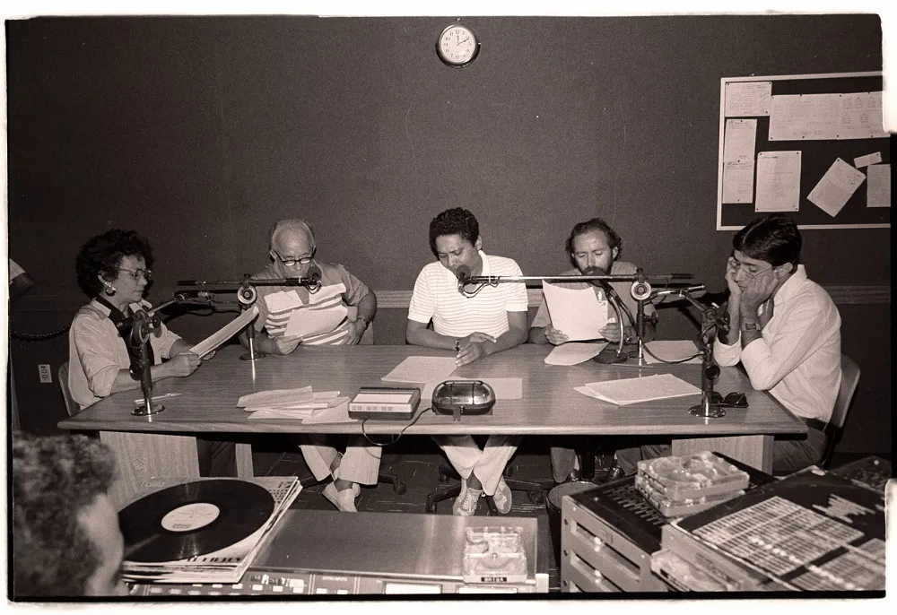 Anos 1980. Os ponteiros marcam meio-dia, hora que virou sinônimo de humor na rádio cearense