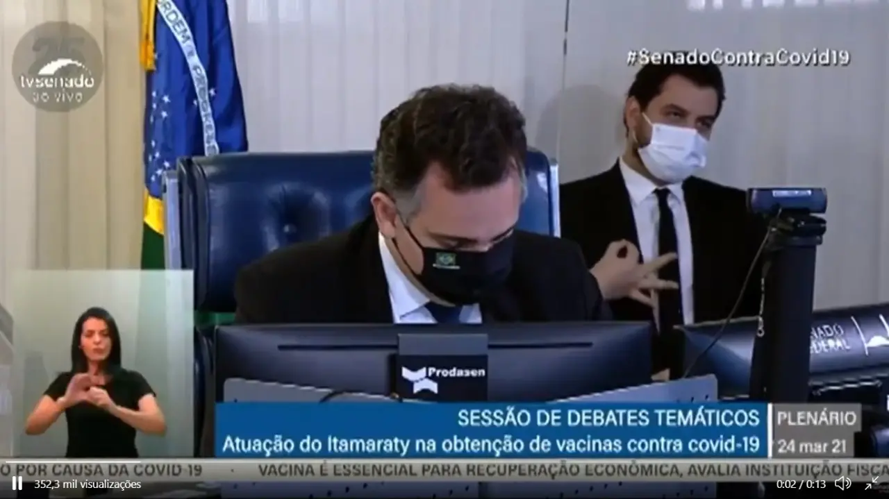 Imagem da notícia: Assessor de Bolsonaro é acusado de gesto supremacista no Senado e diz que estava ajeitando o terno