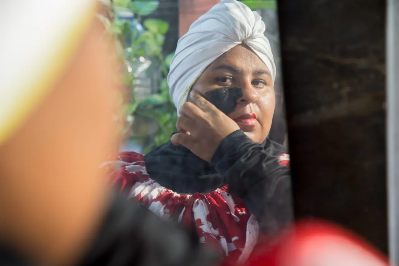O negrume é uma das características estéticas do maracatu cearense