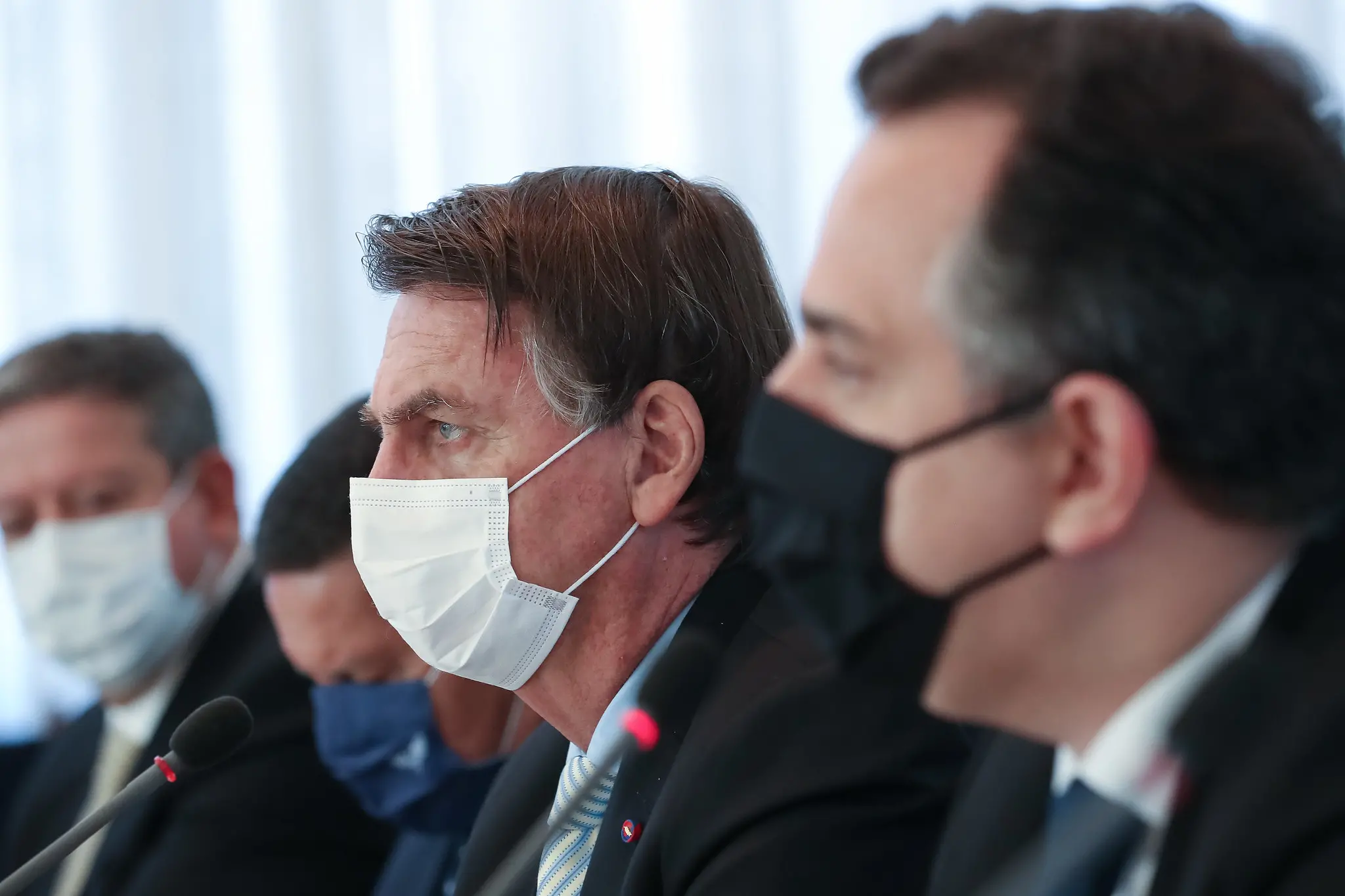 Imagem da notícia: Pressão aumenta sobre Governo Bolsonaro diante de recordes da pandemia e atraso no Orçamento