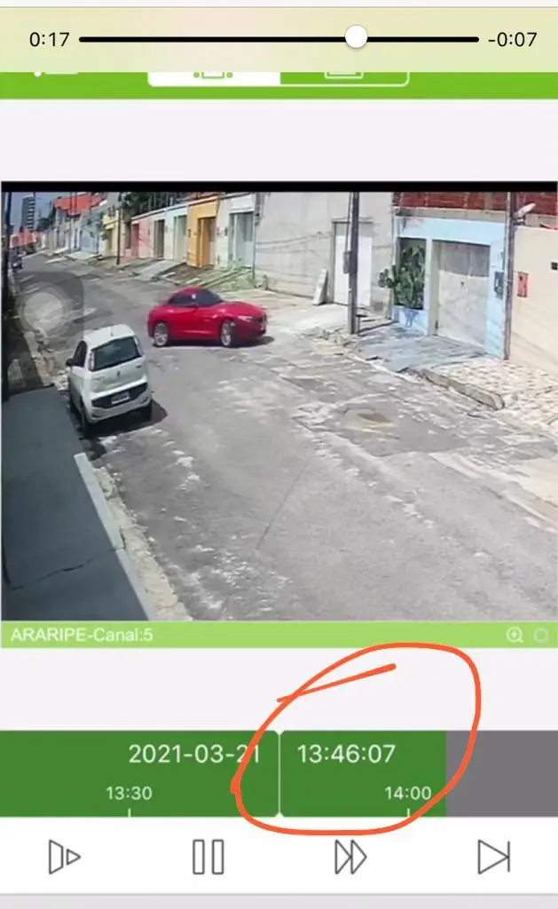 David sai da residência, após o tiro atingir Alana