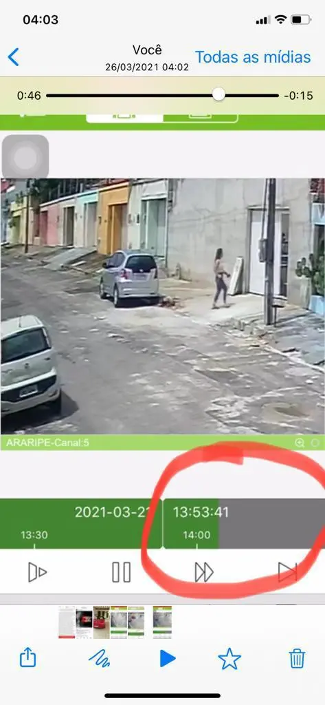 Uma mulher chega à residência desacompanhada
