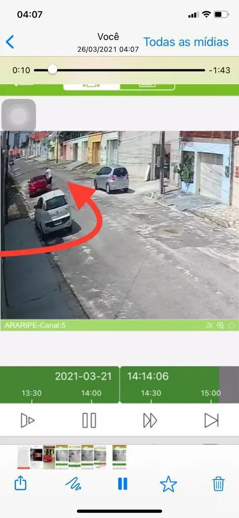 David volta ao imóvel, na presença de outra pessoa. Depois, deixa o local de novo