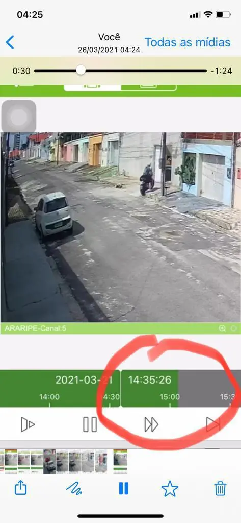 Um homem sai da residência em uma motocicleta