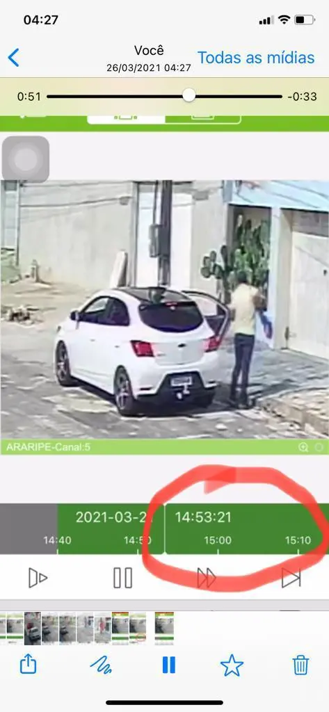 Outro homem chega no local, mas sai em seguida