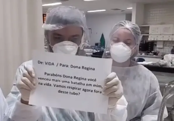 Imagem da notícia: Fisioterapeuta emociona ao anunciar extubação de paciente com Covid-19 usando mensagens escritas