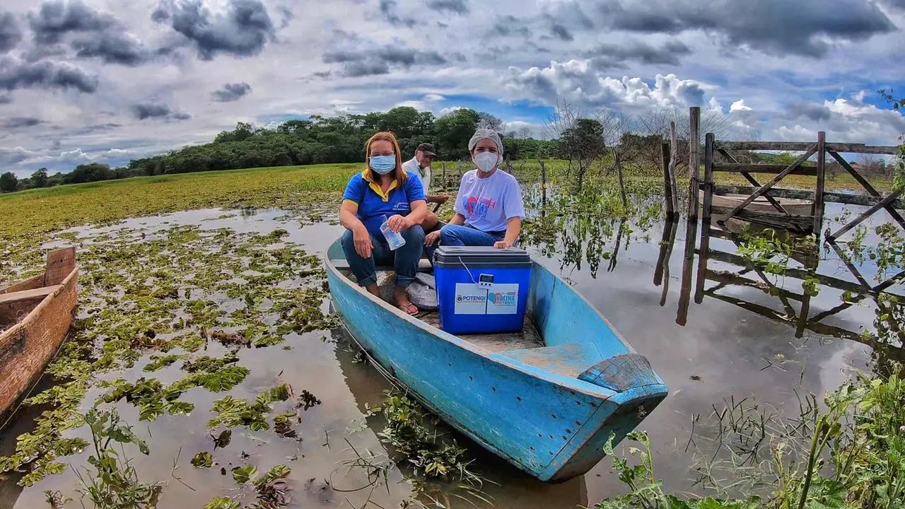 Imagem da notícia: De moto, barco e a pé: a saga dos vacinadores para imunizar idosos contra a Covid no interior do CE