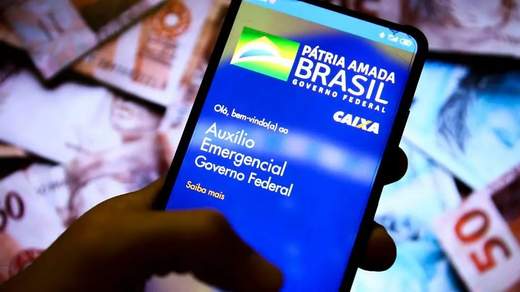 Imagem da notícia: Bolsonaro assina decreto para iniciar o Auxílio Emergencial 2021; pagamentos começam em abril