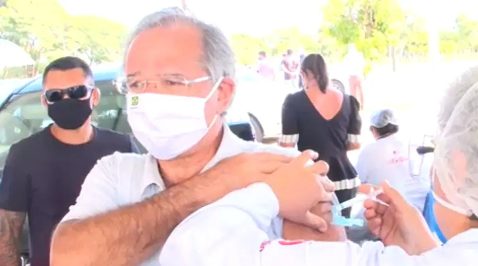 Imagem da notícia: Paulo Guedes toma vacina contra a Covid-19 e defende imunização para todos os brasileiros