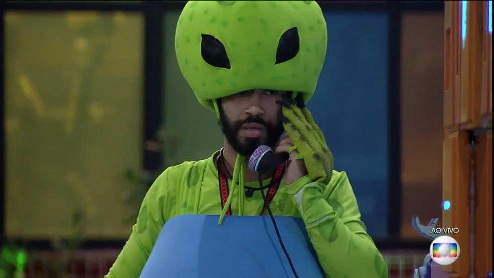 Imagem da notícia: BBB 21: Gil atende ao Big Fone e dá pulseira branca para Sarah; entenda dinâmica