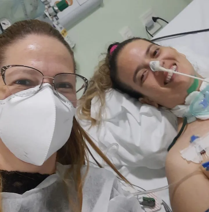 Diagnosticada com Covid-19 em agosto de 2020, a fisioterapeuta Flávia Lavínia ficou aproximadamente um mês internada devido à doença