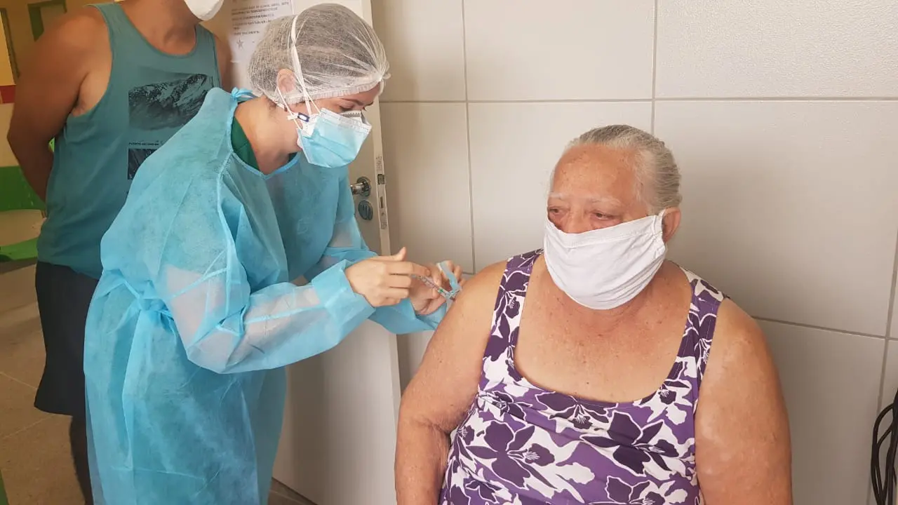 Imagem da notícia: Vacinação em idosos a partir de 68 anos continua nesta segunda-feira (29); veja lista 