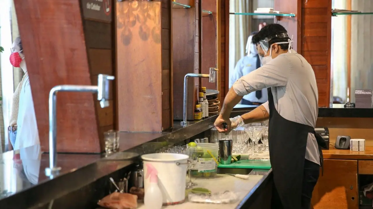 Imagem da notícia: Aberto cadastro para auxílio de R$ 1 mil a desempregados de bares e restaurantes 