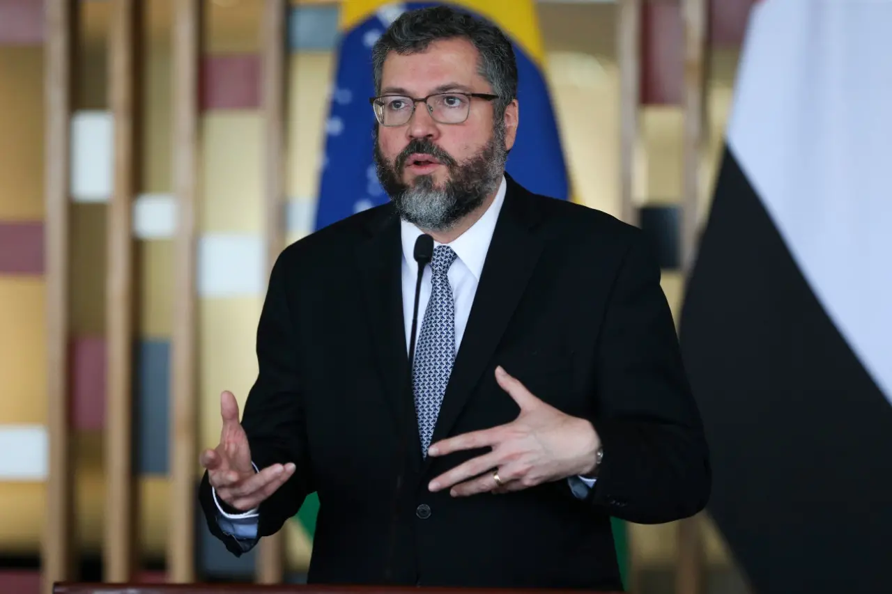 Imagem da notícia: Ernesto Araújo pede demissão do Ministério das Relações Exteriores
