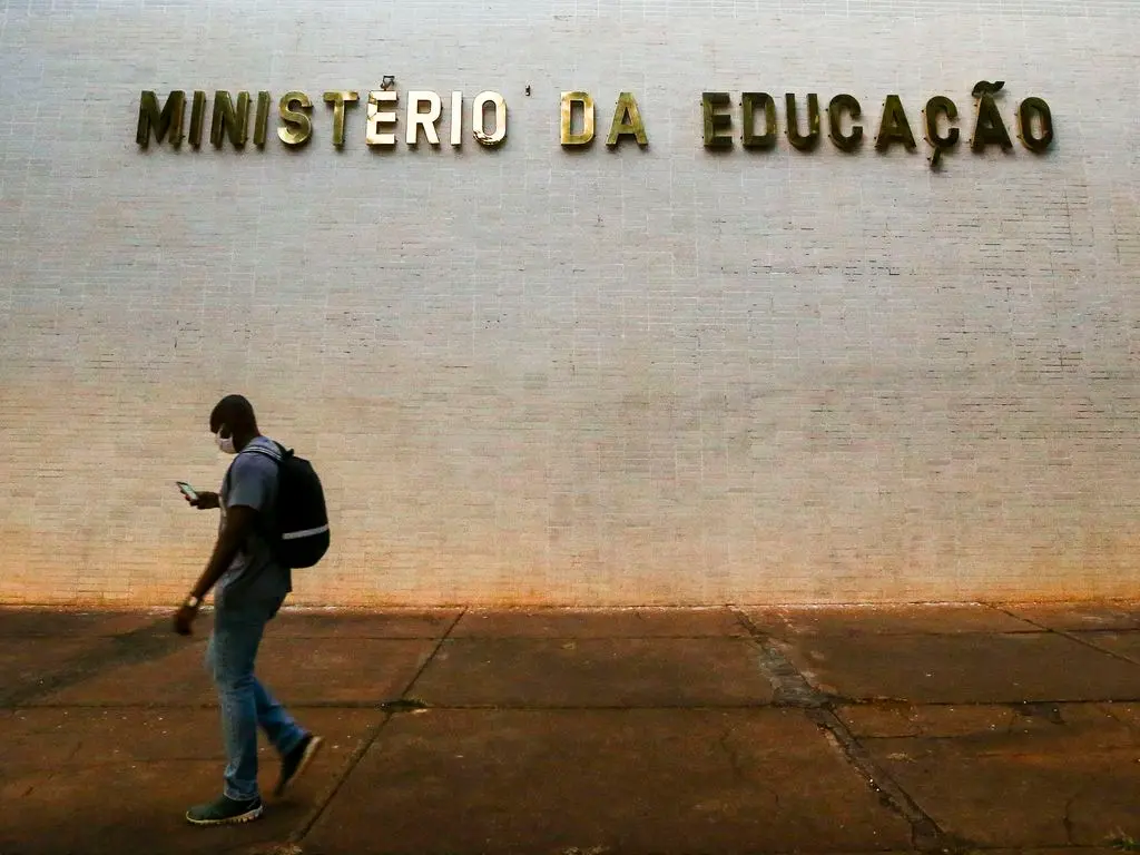 Imagem da notícia: Secretária de Educação Básica pede demissão do MEC
