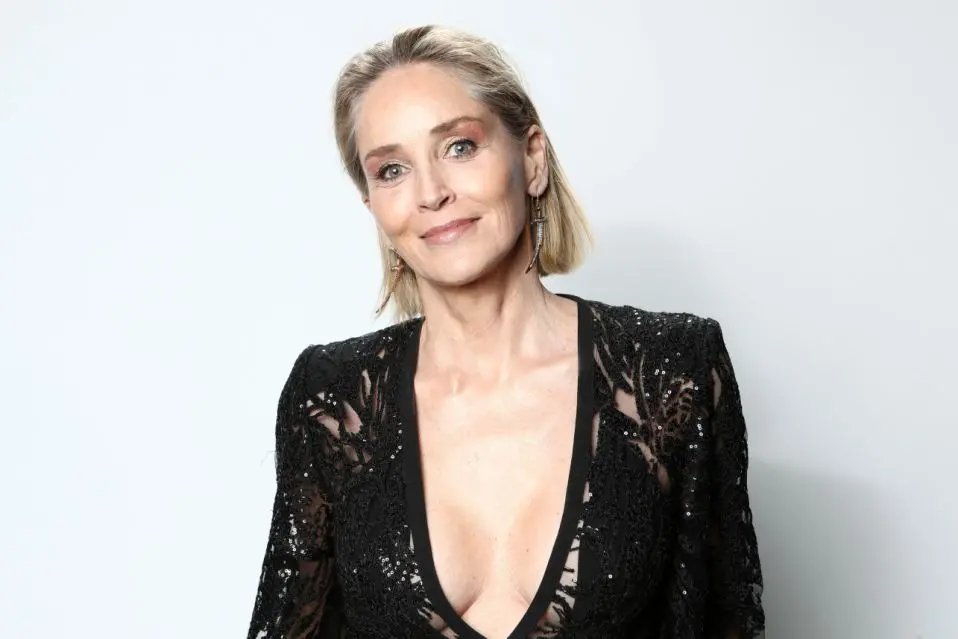 Imagem da notícia: Sharon Stone diz que médico aumentou seus seios sem consentimento