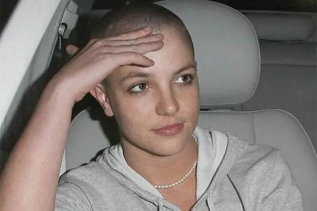 O documentário mostra o que sucedeu à decisão de Britney em raspar a cabeça. O desejo de não ser mais tocada, de a deixarem em paz faziam parte.