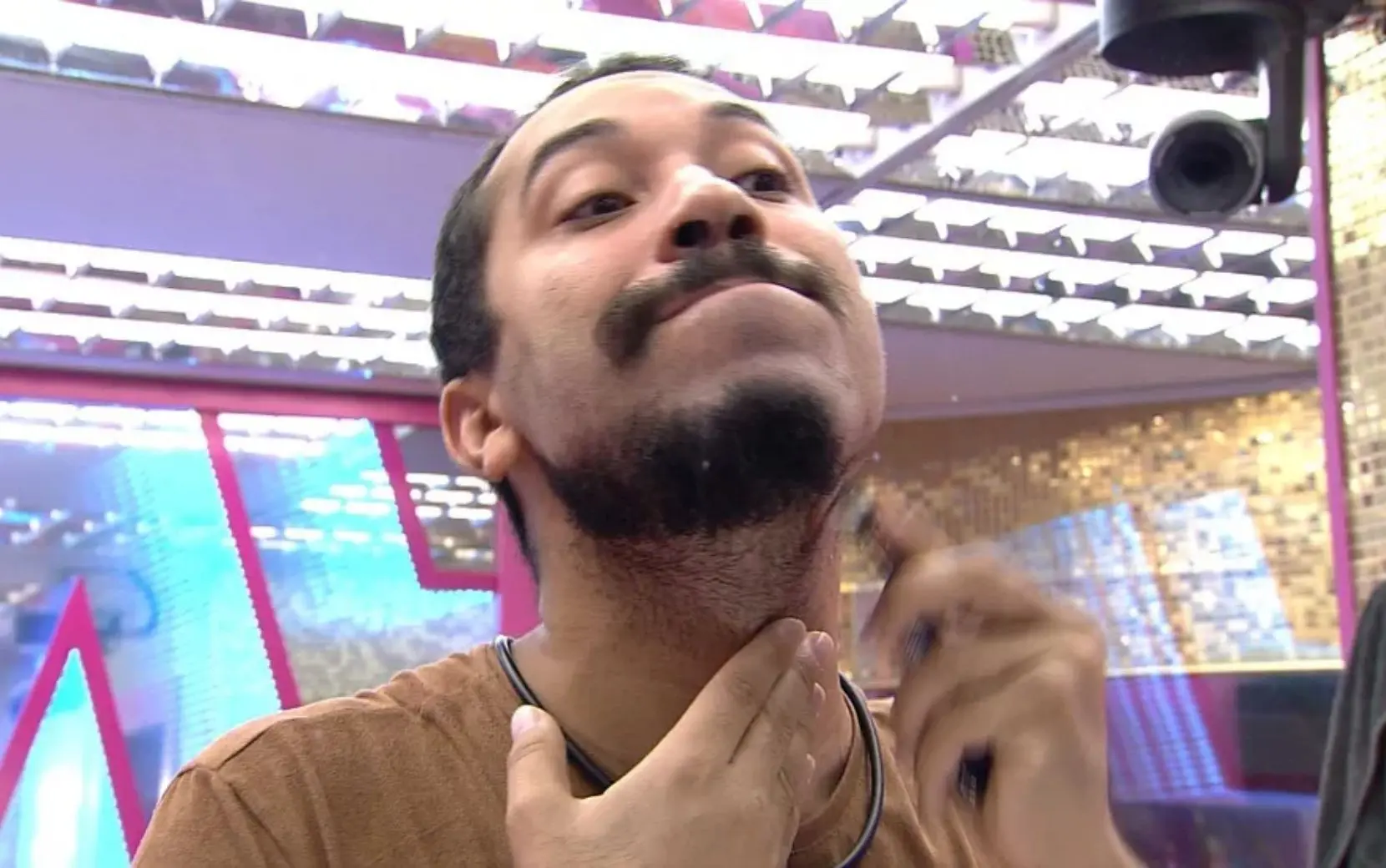 Imagem da notícia: Gilberto muda visual e tira a barba no BBB 21; confira antes e depois