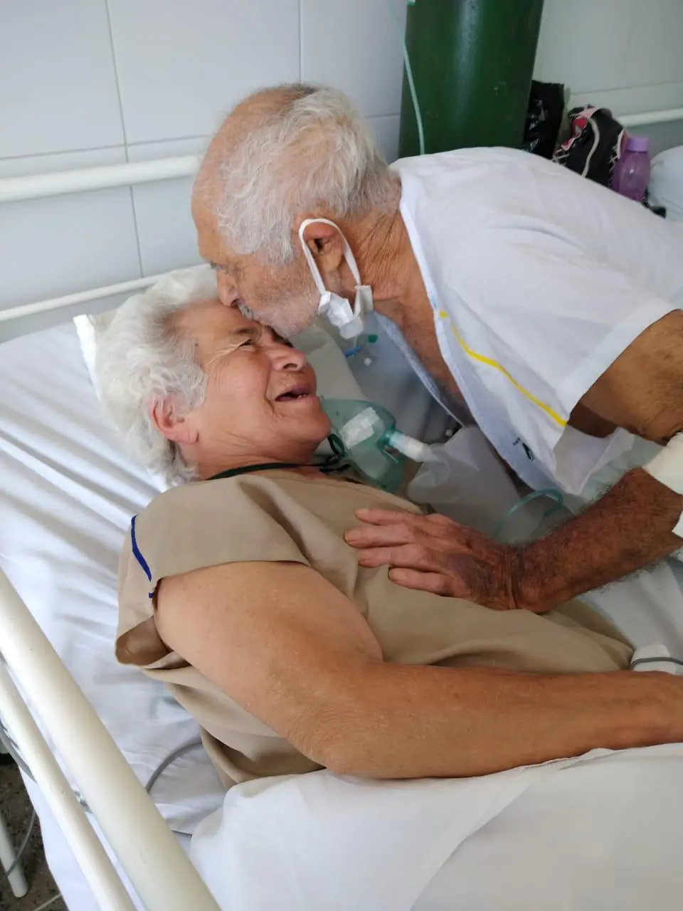 Imagem da notícia: Casal de idosos recebe alta hospitalar após 13 dias internado por Covid-19 em Sobral