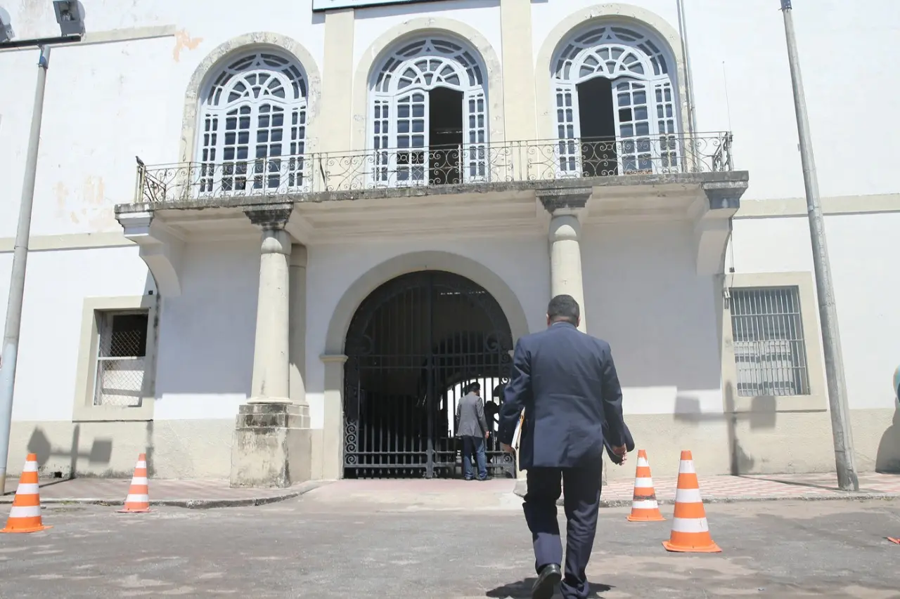 Imagem da notícia: Subtenente e sargento da PM acusados de envolvimento em bingos no Ceará devem continuar presos