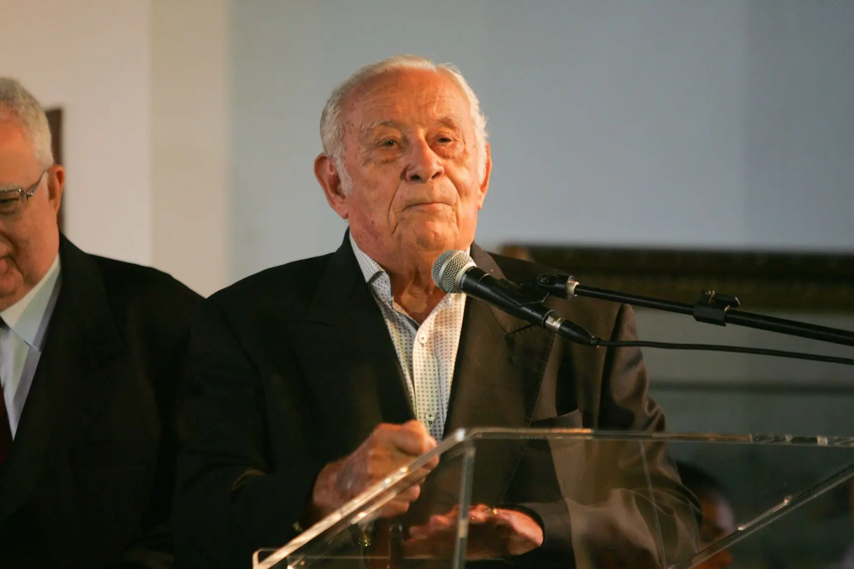 Imagem da notícia: Adauto Bezerra, ex-governador do Ceará, morre vítima da Covid-19