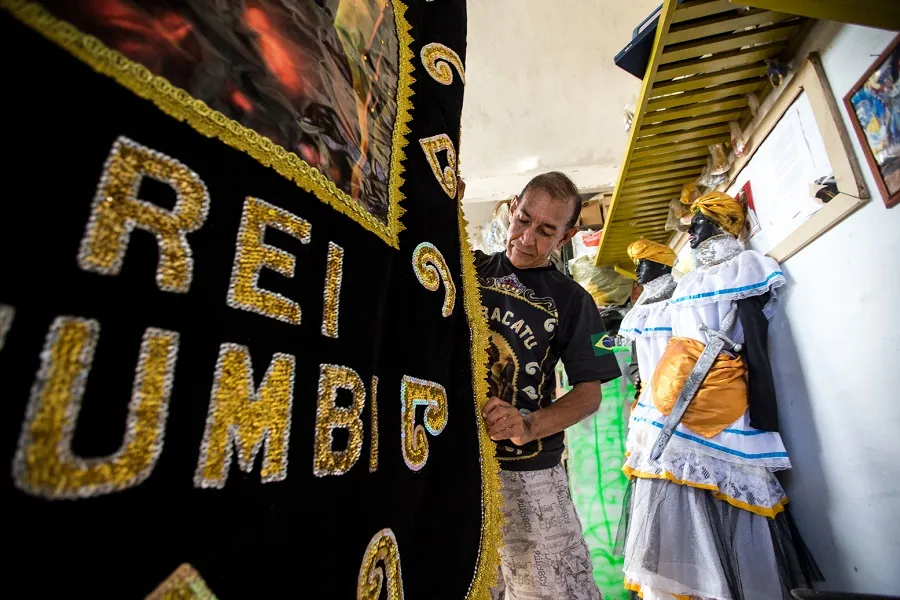 Presidente do Maracatu Rei Zumbi, Teonildo Lima, é um dos profissionais do setor que enfrenta a indefinição da Secultfor