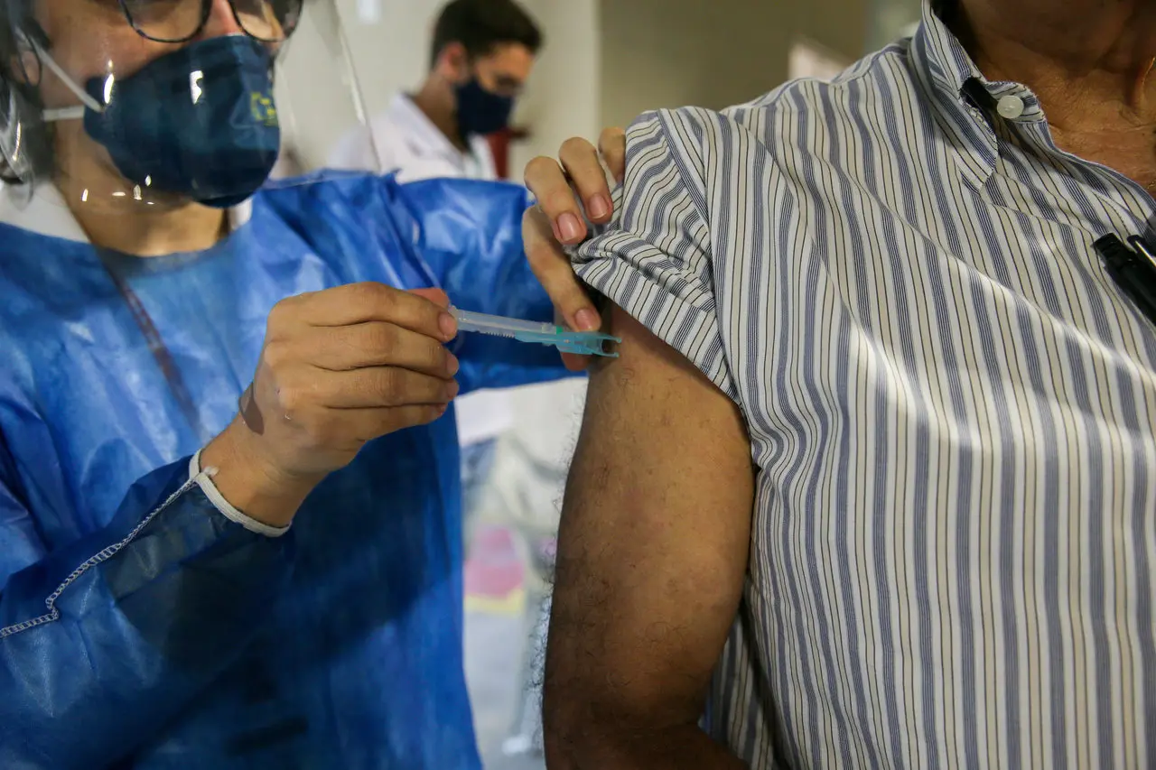 Imagem da notícia: Vacinações contra gripe e Covid-19 serão simultâneas; veja o que se deve saber antes de se imunizar