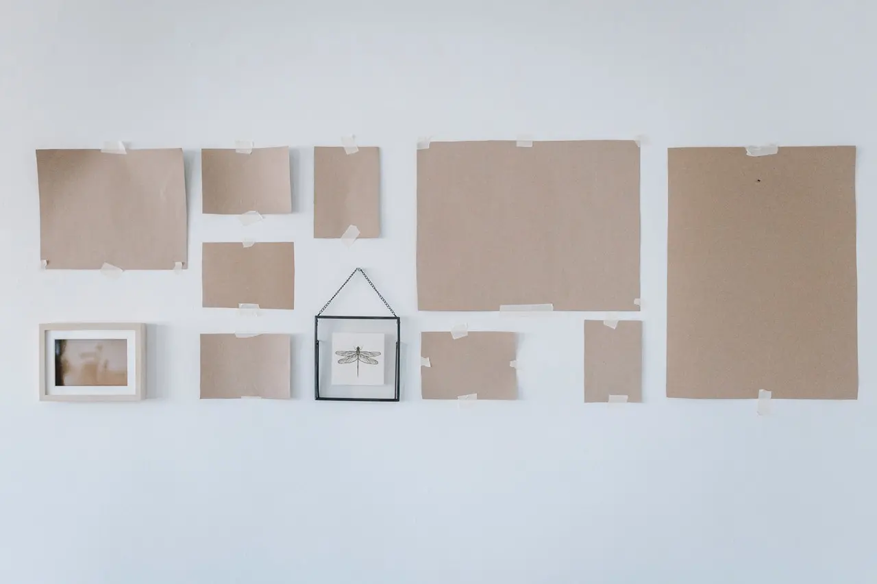 Molduras na parede de papelão