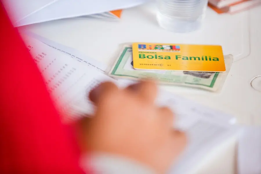 Imagem da notícia: Auxílio emergencial e Bolsa Família garantem menos da metade da cesta básica em Fortaleza