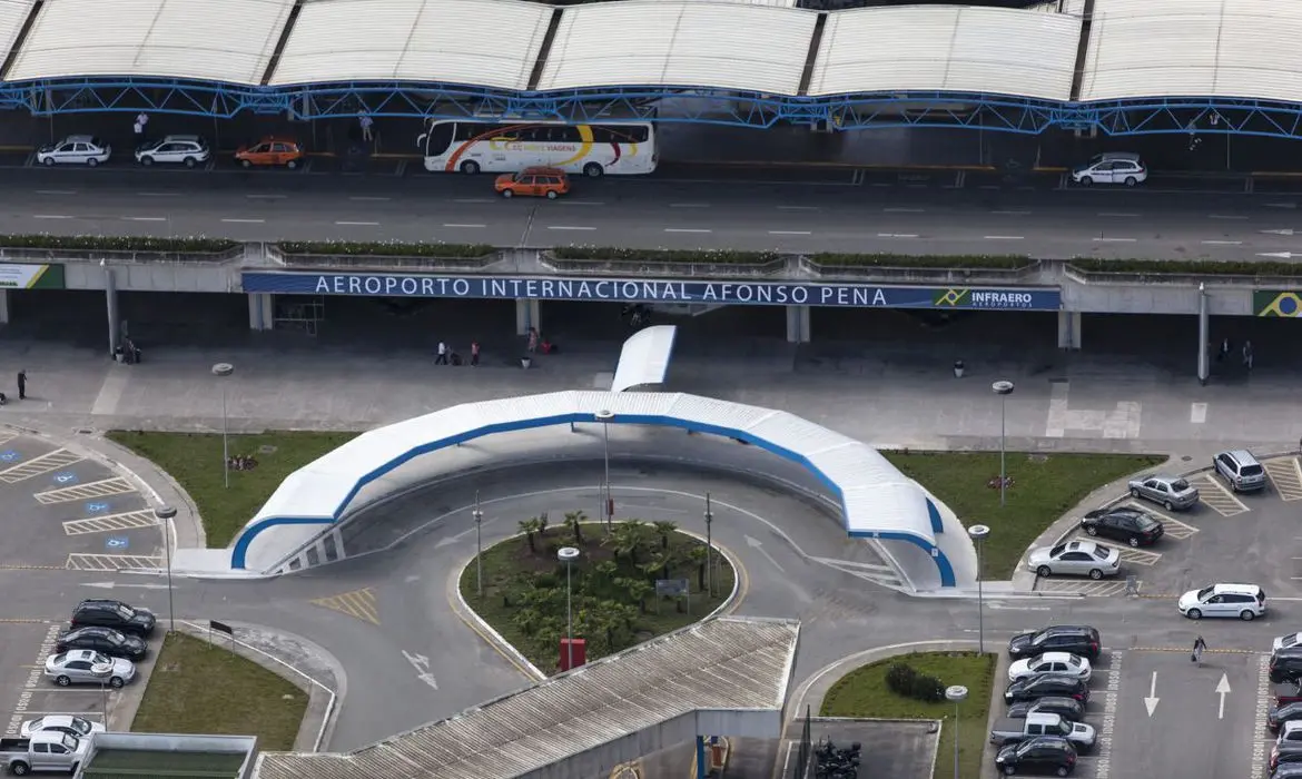 Imagem da notícia: Leilão de 22 aeroportos termina com R$ 3,3 bilhões arrecadados; concessão vale por trinta anos