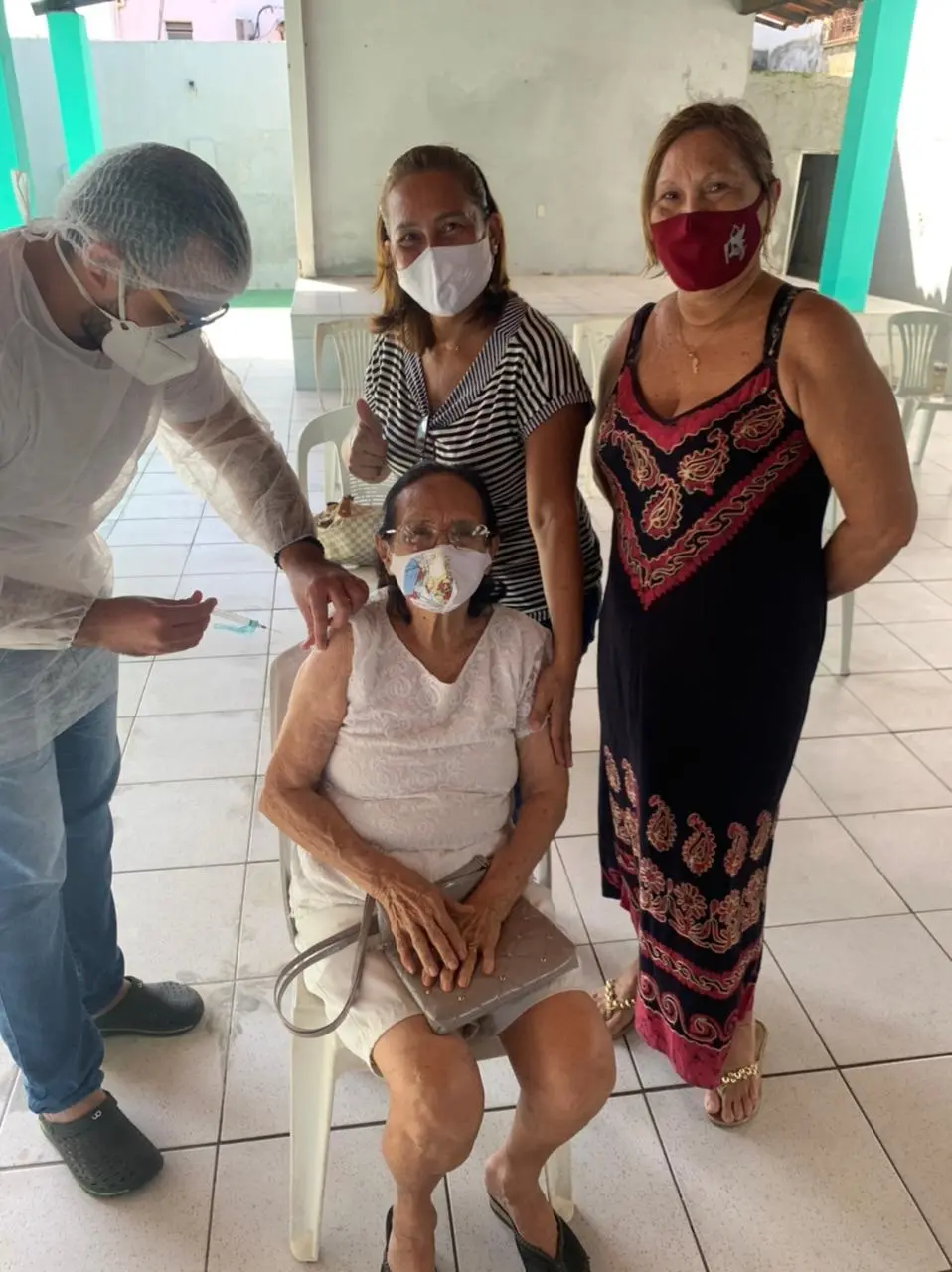 Imagem da notícia: Idosa recebe 1ª e 2ª dose da vacina contra a Covid de fabricantes diferentes em Umirim, no Ceará 