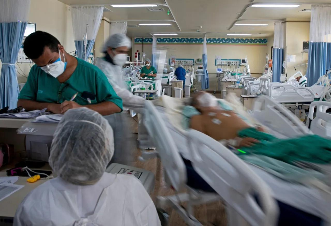 A falta de profissionais de saúde qualificados para lidar com quadros complexos é uma das principais falhas expostas pela crise sanitária