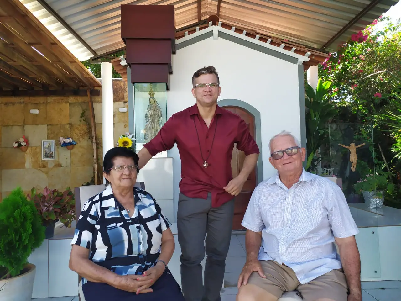 Imagem da notícia: 'O que está me sustentando é a fé', diz padre que perdeu pais e irmãos na mesma semana por Covid-19
