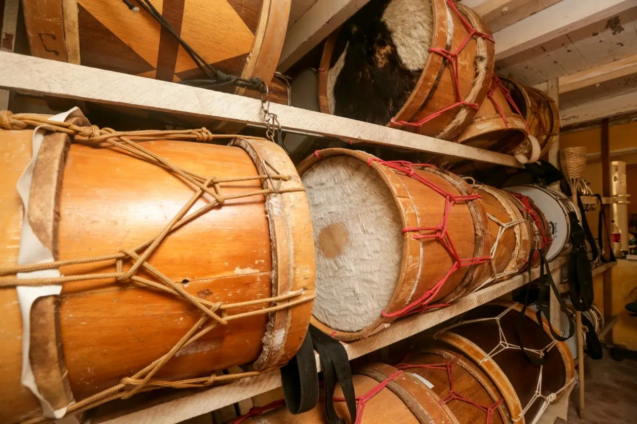 Instrumentos percussivos utilizados em expressões culturais como o Maracatu