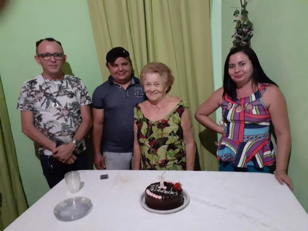 Helena e a família, em seu aniversário.