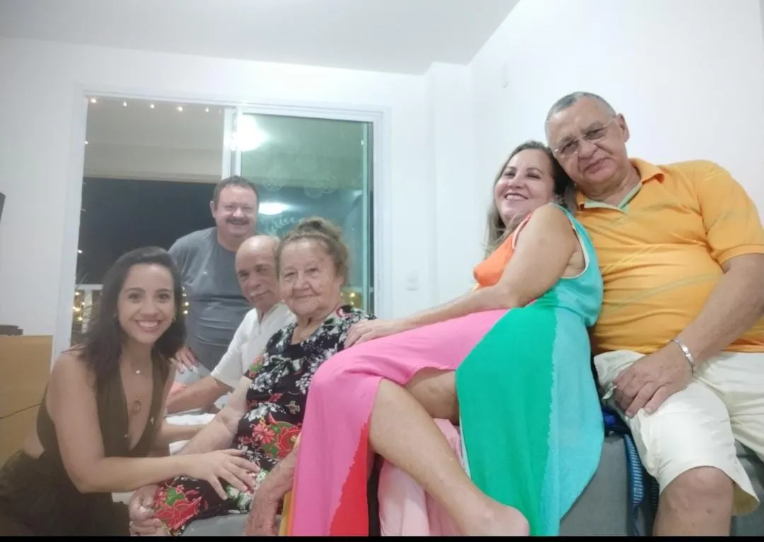 Em menos de 15 dias, Caroline perdeu o tio (vestindo cinza), a avó (estampado) e o pai (de amarelo)