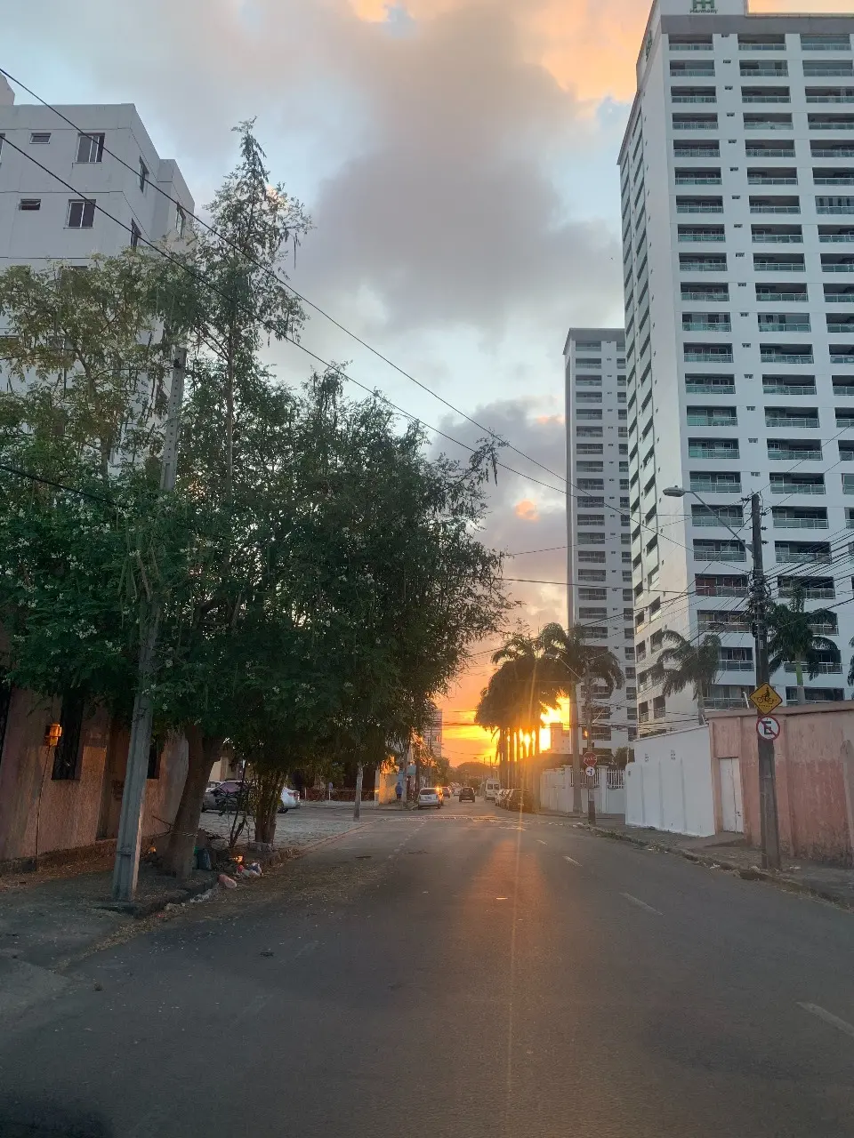 Cidade deserta em meio à pandemia