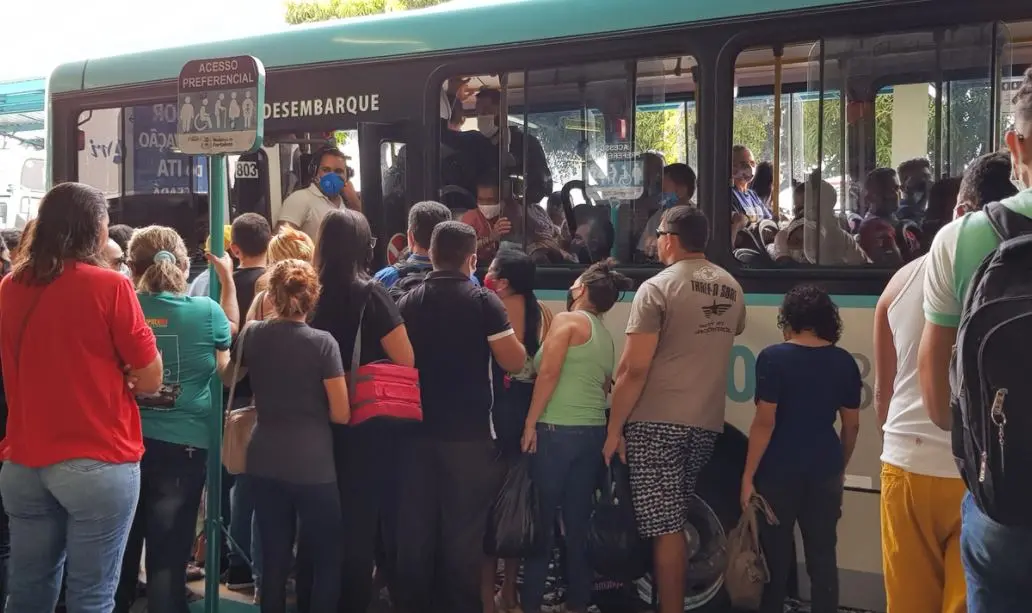Imagem da notícia: MPCE propõe retomada gradual das atividades econômicas para reduzir aglomerações em ônibus