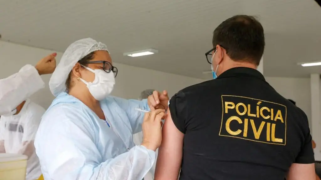 Imagem da notícia: Fortaleza inicia vacinação de profissionais de segurança neste domingo (11)