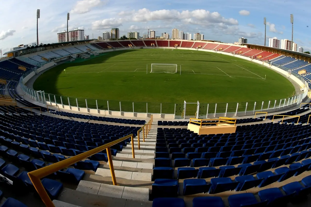 Foto aberta do estão Batistão em dia com sol