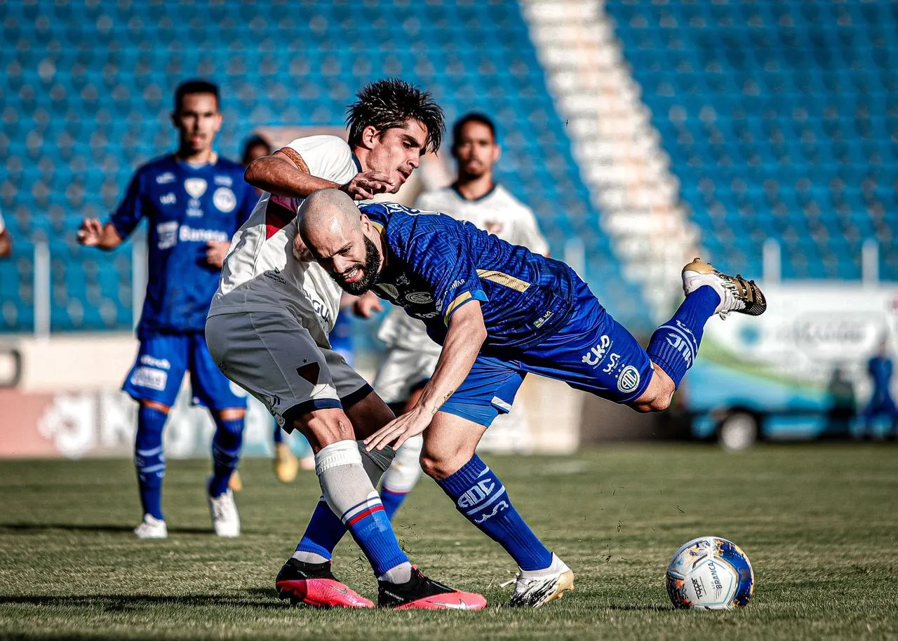 O volante Gustavo Blanco foi titular do Fortaleza contra o Confiança