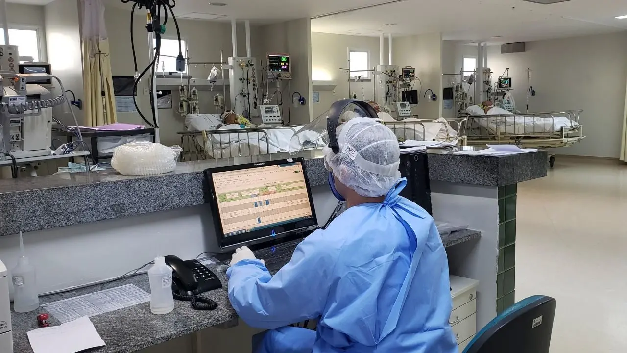 Imagem da notícia: Ceará tem ocupação de 93% de leitos de UTI Covid; 575 pessoas esperam por leito de terapia intensiva