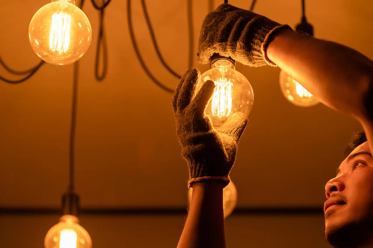 Imagem da notícia: Reajuste da conta de energia dos cearenses sai neste mês; aumento preocupa