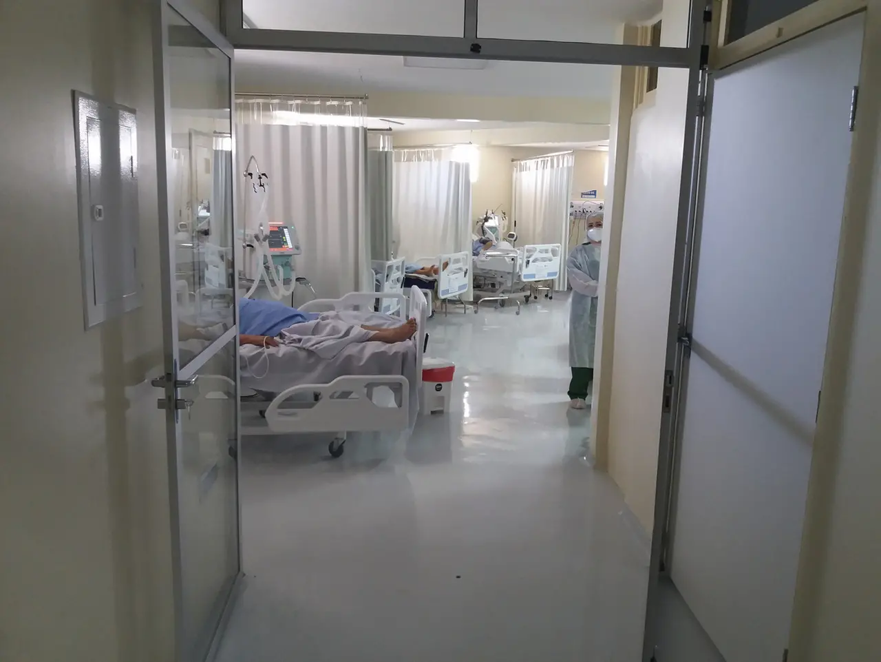 Imagem da notícia: Famílias gastam até R$ 80 mil e se endividam para tratar Covid: 'eu não tinha esse dinheiro'