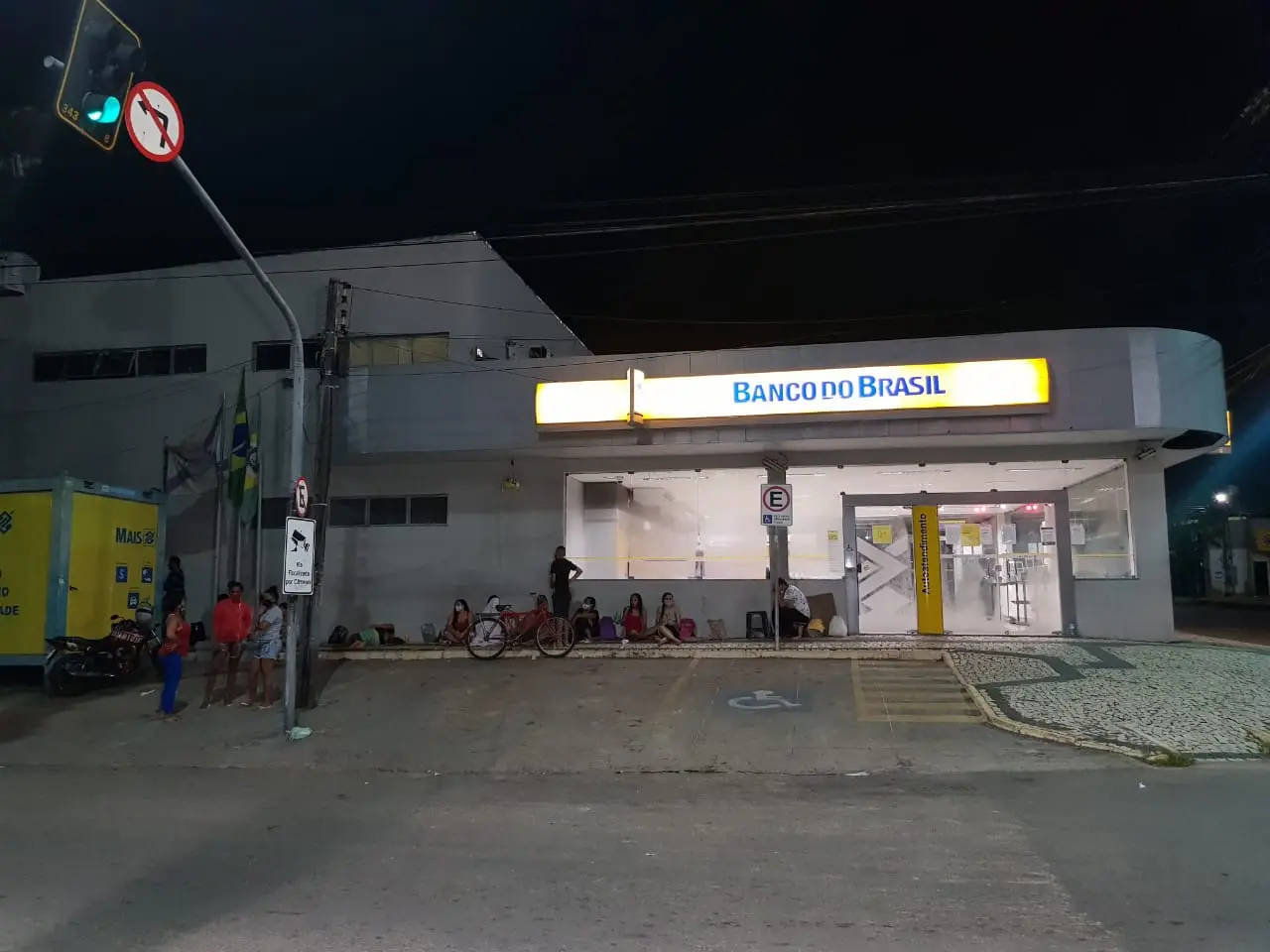 Imagem da notícia: Pessoas dormem na calçada do Banco do Brasil à espera do pagamento do Cartão Missão Infância