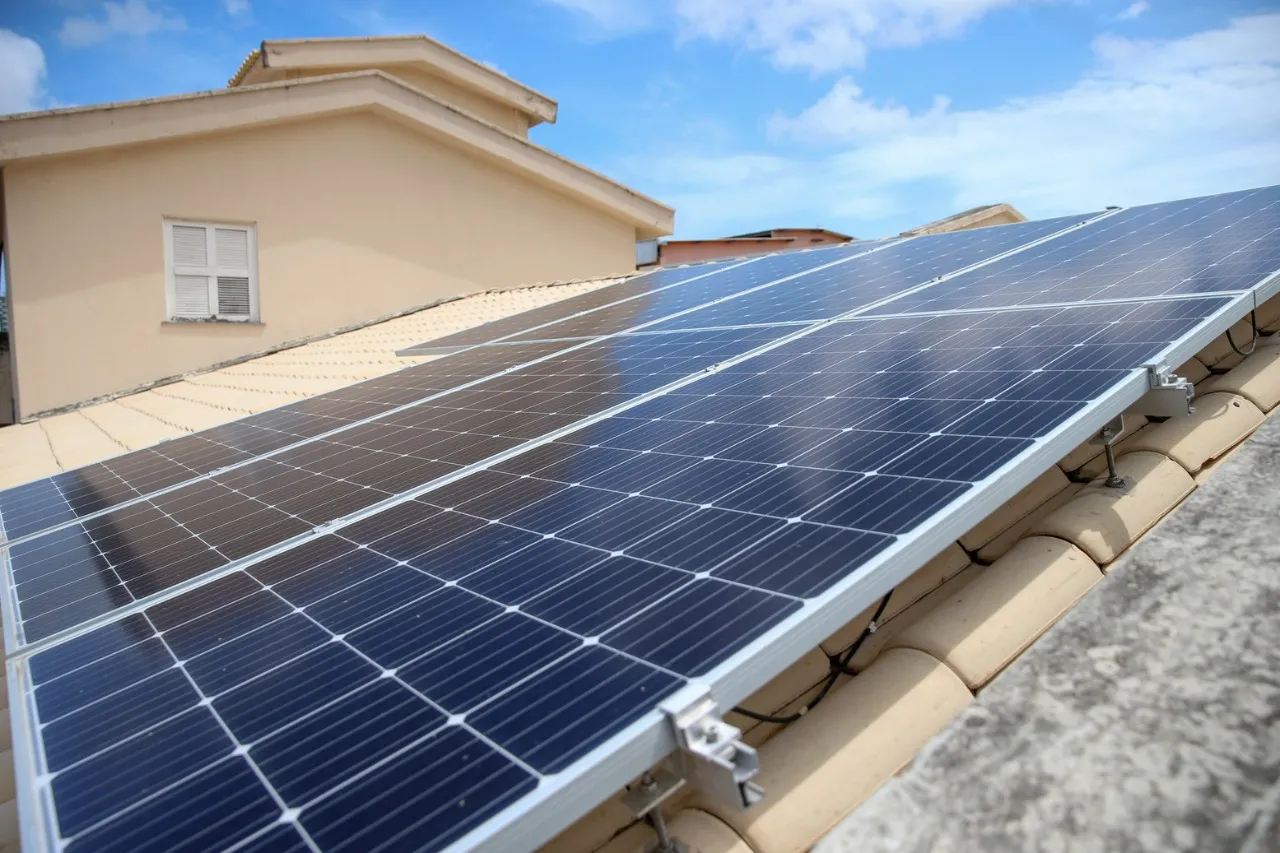 Energia solar se popularizou nos últimos anos e placas solares ocupam cada vez mais os telhados de residências, comércios e indústrias