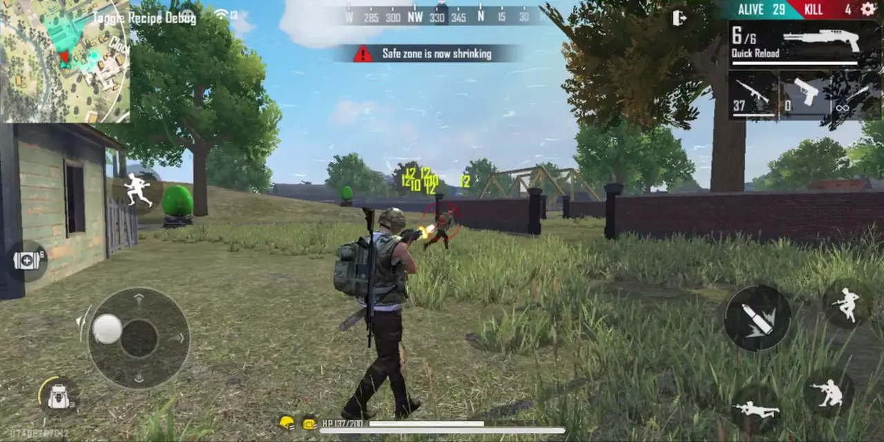 Desde a criação do jogo, usuários reclamam de usuários com hacker de personagens que voam ou que se teletransportam