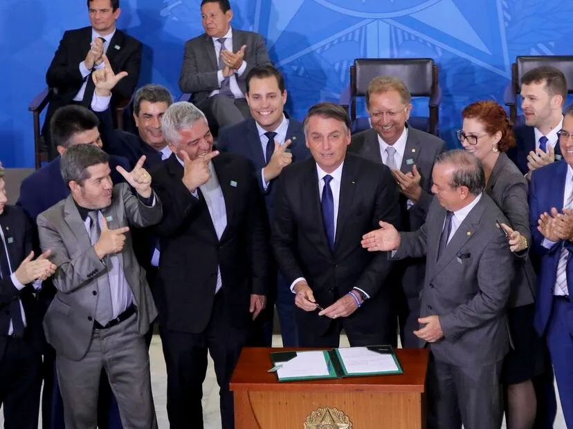 Jair Bolsonaro tem adotados medidas para flexibilizar a acesso às armas de fogo