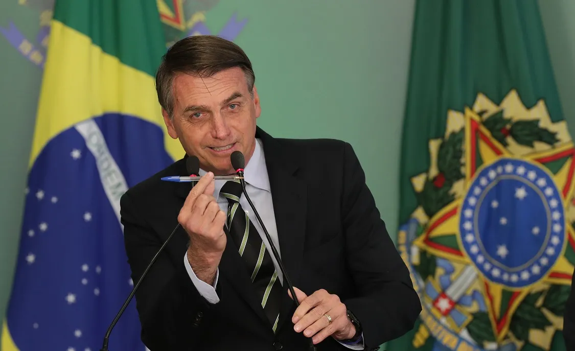 Presidente assinou quatro decretos que flexibilizam acesso a armas